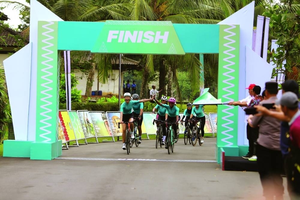 The first cyclists to cross the finish line of CultuRide.