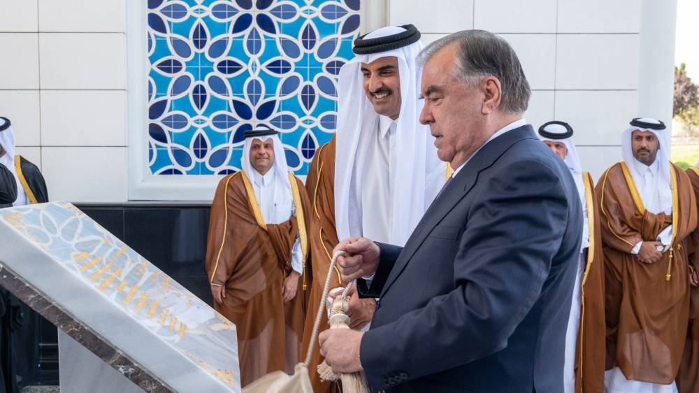 His Highness the Amir Sheikh Tamim bin Hamad Al-Thani and the President of the Republic of Tajikistan Emomali Rahmon unveiled the plaque marking the inauguration, in the square of the mosque.