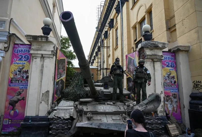 Fighters of Wagner private mercenary group stand on a tank outside a local circus near the headquarters of the Southern Military District in the city of Rostov-on-Don, Russia. REUTERS/Stringer 