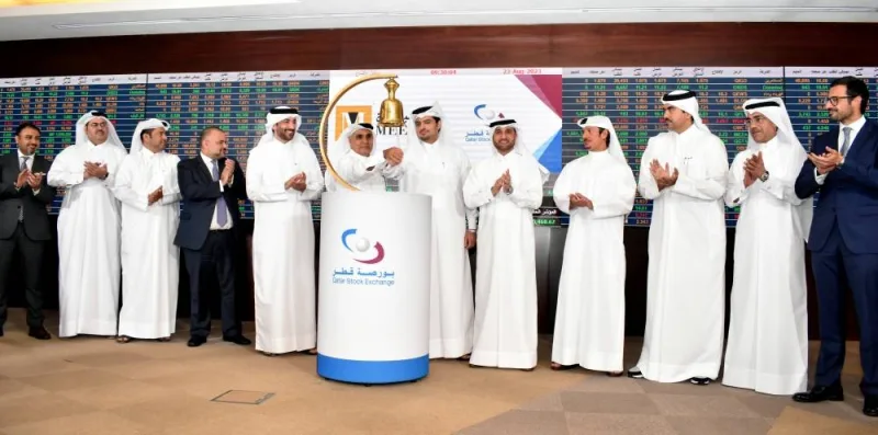 Sheikh Hamad bin Abdullah al-Thani, Meeza chairman and Ahmad Abdulla al-Muslemani, chief executive officer of Meeza jointly ring the customary bell to mark the advent of Meeza on the QSE’s trading ring. Also seen are QSE acting chief executive officer Abdulaziz Nasser al-Emadi and other dignitaries.  PICTURE: Thajudheen