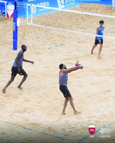 Qatar’s beach volleyball pair Mahmoud Essam and Abdullah Nassim eased past Macau’s Cheong Hou Wang and Wong Wai Hei to enter the last 16 at the Hangzhou Asian Games. Essam and Nassim won 21-12, 21-15 in their final Pool F match. Today, Qatar’s top pair Cherif Younousse and Ahmed Tijan will play their last Pool B match against Jaron Requinton and Alnakran Abdilla of the Philippines.