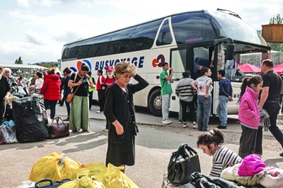 Armenian refugees from Nagorno-Karabakh are seen in the center of the town of Goris on September 30 before being evacuated in various Armenian cities. 