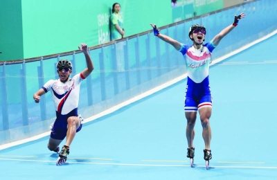 
South Korea’s Jung Cheolwon (right) prematurely celebrates his win over Chinese Taipei’s Huang Yu-lin in the men’s speed skating 3000m relay final at the Hangzhou Asian Games yesterday. 