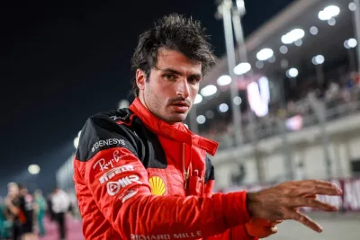 Ferrari&#039;s Spanish driver Carlos Sainz Jr gestures on the grid before the start of the sprint race ahead of the Qatari Formula One Grand Prix at the Lusail International Circuit Sunday. AFP