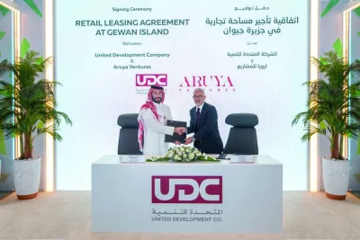 UDC executive director Commercial Hussain Akbar al-Baker shaking hands with Aruya Ventures general manager Hani Korek.