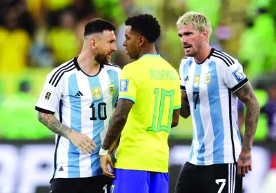 
Argentina’s Lionel Messi (left) and Brazil’s Rodrygo clash before the start of the World Cup qualifiers match at the Estadio Maracana in 
Rio de Janeiro on Tuesday. (Reuters) 
