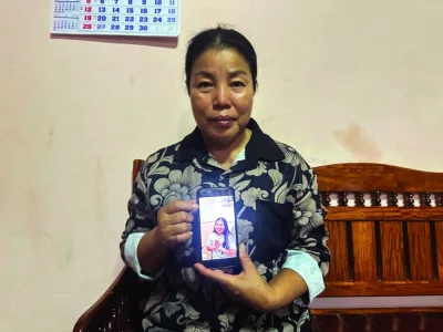 
Bunyarin Srijan, the mother of a Thai hostage released as part of a hostages-prisoners swap deal between Hamas and Israel, holds her phone showing an image of her daughter, Natthawaree Mulkan, 
during an interview at her home in Khon Kaen, Thailand, yesterday. 