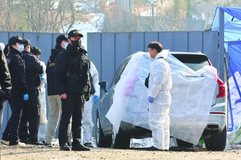 
Police investigate a car in which the body of actor Lee Sun-kyun was found at a park in central Seoul. 