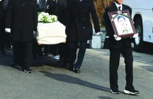 
Mourners carry a portrait and the casket containing late South Korean actor Lee Sun-kyun after his funeral ceremony in Seoul. 