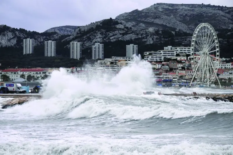 
Big waves crash on a pier in Marseille. Exacerbated by climate change, erosion is devouring 20% of the French coastline, the equivalent of 920km. In addition to the risk of erosion, there is also the risk of submersion, the temporary flooding of land by the sea, including the Calais, Saint-Omer, Dunkerque triangle. Many municipalities admit to navigating by sight. (AFP) 