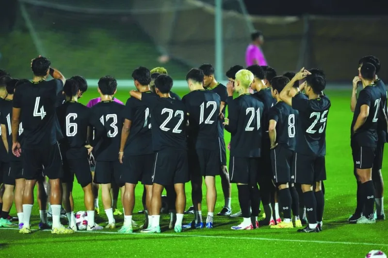 
Thailand players gather around for a team talk during a training session. (@Changsuek_TH) 