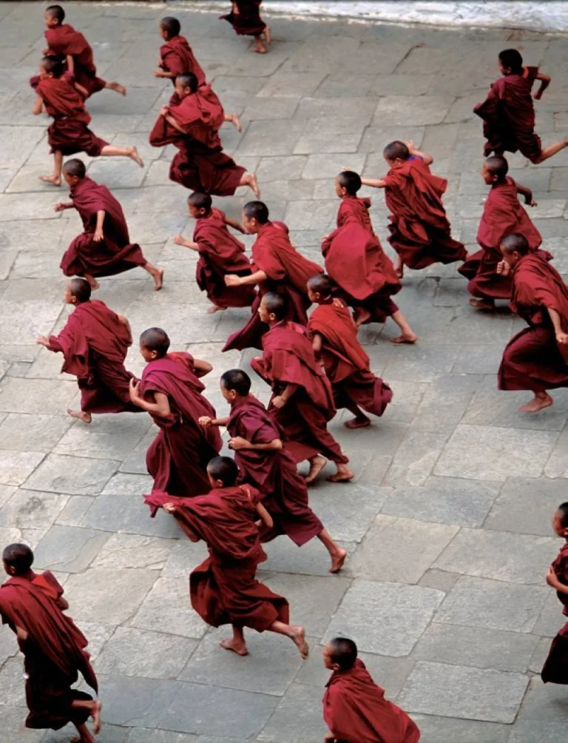 Amankora, Bhutan – Experience, Excursion, Monks runnin