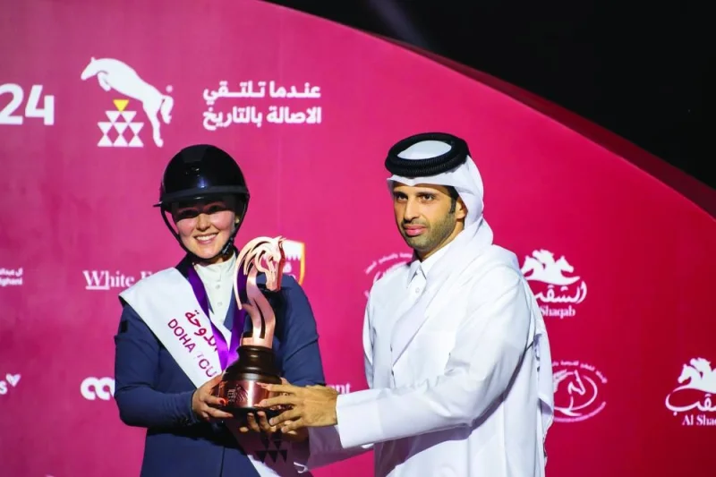 
QEF Secretary-General and Chairman of Doha Tour’s Supreme Organising Committee Sheikh Ahmad bin Nooh al-Thani presenting trophy to Rikker Belinda Barker. Right: Top three riders pose for a photo. 