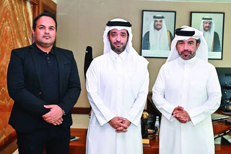 HE Saad bin Ali al-Kharji flanked by Arrayah Managing Editor Majid al-Jubara (right) and Business Reporter Atef al-Jibali.