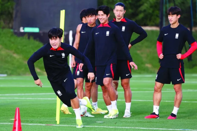 South Korea’s midfielder Lee Kang-in (left) trains with teammates in Lusail on Monday, on the eve of their AFC Asian Cup semi-final match against Jordan. (AFP)