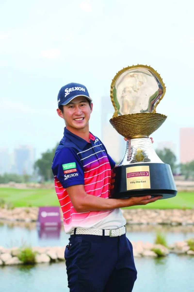 
Japan’s Rikuya Hoshino poses with the Commercial Bank Qatar Masters trophy at Doha Golf Club yesterday. 