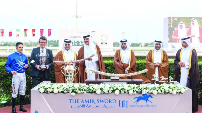 His Highness the Amir Sheikh Tamim bin Hamad al-Thani presents HH The Amir Silver Sword to connection of Molfit at the Qatar Racing and Equestrian Club’s Al Rayyan racecourse on Saturday. QREC Chairman Issa bin Mohamed al-Mohannadi and Vice-Chairman Hamad bin Abdulrahman al-Attiya are also seen in the picture.