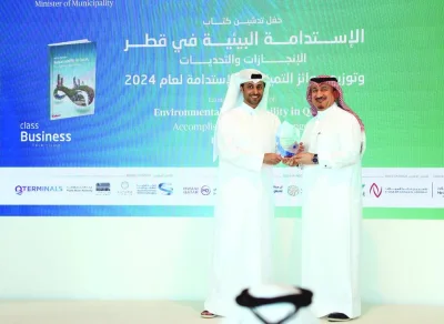 Mohamed al-Namla (right) receiving the award on behalf of Ahlibank from HE the Minister of Municipality Abdullah bin Hamad bin Abdullah al-Attiyah.