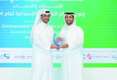 HE the Minister of Municipality Abdullah bin Hamad bin Abdullah al-Attiyah presenting the award to Nasser al- Abdulghani.