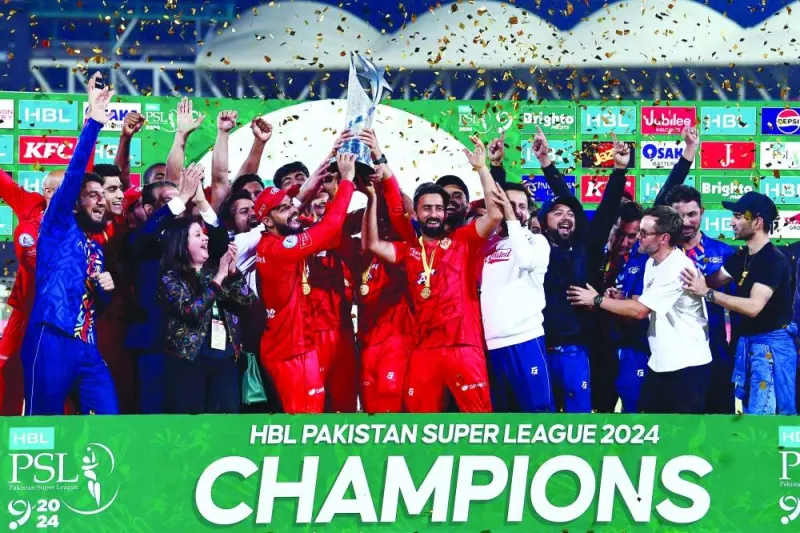 
Islamabad United’s players celebrate with the trophy after winning the PSL at the National Stadium in Karachi. (AFP) 