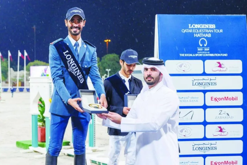
Open Class winner of Hathab round 10 Hussain Saeed Haidan receives his prize from former support rider Mubarak al-Rumaihi. 