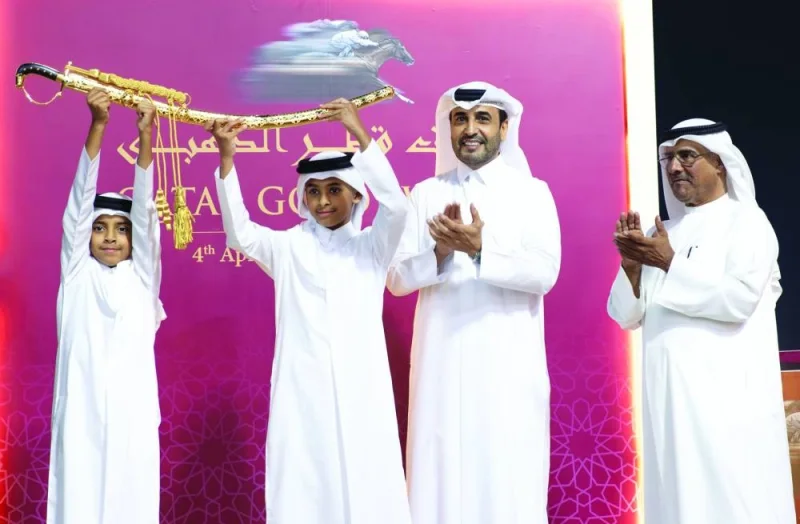 
HE Sheikh Abdullah bin Tamim bin Hamad al-Thani and HE Sheikh Al Qaqa bin Tamim bin Hamad al-Thani receive the Qatar Gold Sword from QREC Chairman Issa bin Mohamed al-Mohannadi after Wathnan Racing’s Abbes claimed the Sword for the third consecutive year. PICTURES: Juhaim 