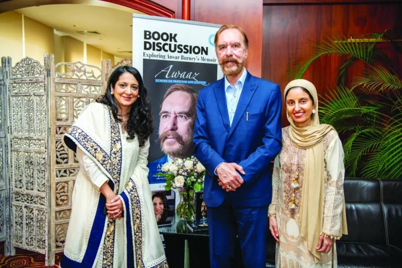 Ansar Burney flanked by Shehar Bano and Tasneem Chamdia, co-authors of his memoirs