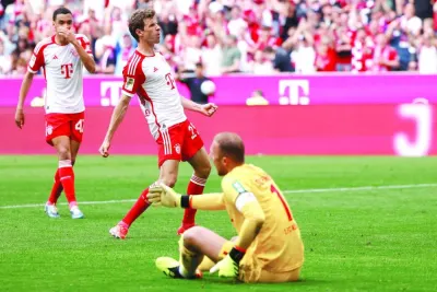 Bayern Munich&#039;s German forward #25 Thomas Mueller (Centre) celebrates scoring the 2-0 goal past Cologne&#039;s German goalkeeper #01 Marvin Schwaebe during the German first division Bundesliga football match between FC Bayern Munich and 1 FC Cologne in Munich, southern Germany on Saturday. (AFP)