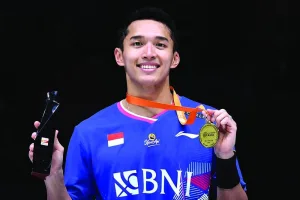 
Indonesia’s Jonatan Christie poses on the podium after winning the men’s Badminton Asia Championships final against China’s Li Shifeng in Ningbo, China, yesterday. (AFP) 