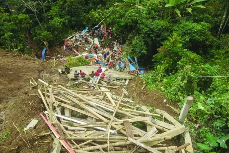 
Rescuers search for survivors at a landslide site in Tana Toraja, South Sulawesi, yesterday. 