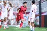 
Substitute Lee Young-jun’s (centre) header deep into added time saw South Korea snatch a 1-0 win over United Arab Emirates at the Abdullah bin Khalifa Stadium.  
