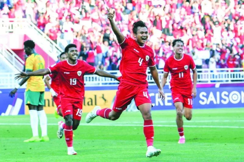 Abdulla al-Yazidi, who scored Qatar’s opening goal, vies for the ball with Jordan’s Mohannad Abu Taha on Thursday.