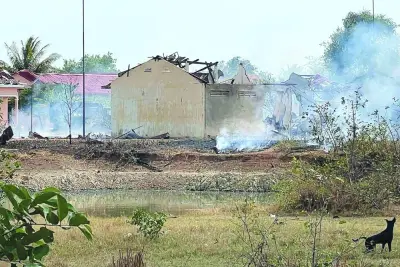 
Smoke billows from the warehouse following an explosion at an army base in Kampong Speu province, yesterday. 