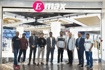 Shumalan Naicker, Territory Head of Landmark Group and Yacoub Boutros – Managing Director, Tawar Mall with E-Max and Tawar Mall team.