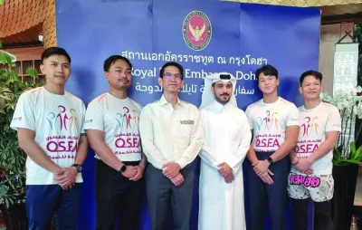 سيرا سوانغسيلبا وعبد الله الدوساري مع مدربي ومدربين من مواي التايلانديين. الصورة: جوي أغيلار سيرا سوانغسيلبا وعبد الله الدوساري مع مدربي ومدربين من مواي التايلانديين. الصورة: جوي أغيلار