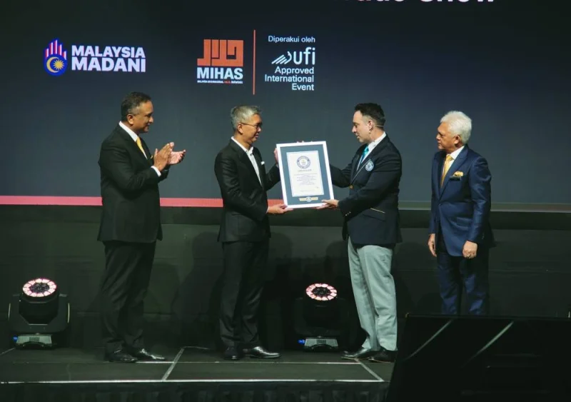 马来西亚投资、贸易和工业部部长 Tengku Zafrul Aziz(左二)荣获“清真贸易展最大出席人数”吉尼斯世界纪录奖。与部长一同登台的还有马来西亚对外贸易发展局主席 Reezal Merican Naina Merican 和马来西亚对外贸易发展局首席执行官 Mohd Mustafa Abdul Aziz。 马来西亚投资、贸易和工业部部长 Tengku Zafrul Aziz(左二)荣获“清真贸易展最大出席人数”吉尼斯世界纪录奖。与部长一同登台的还有马来西亚对外贸易发展局主席 Reezal Merican Naina Merican 和马来西亚对外贸易发展局首席执行官 Mohd Mustafa Abdul Aziz。