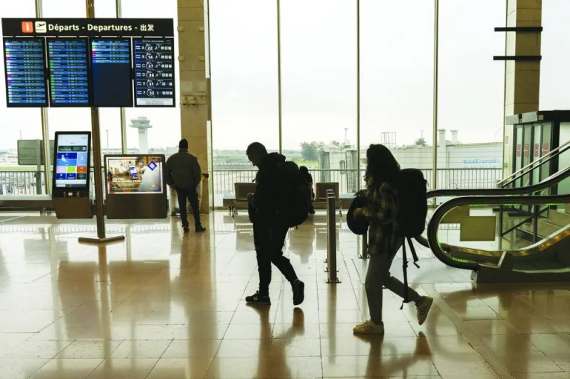 巴黎奥利机场出发大厅的乘客。随着国际航空交通量反弹,预计到年底座位容量将超过疫情前的水平,多个市场的机票价格仍上涨 10% 以上。 巴黎奥利机场出发大厅的乘客。随着国际航空交通量反弹,预计到年底座位容量将超过疫情前的水平,多个市场的机票价格仍上涨 10% 以上。