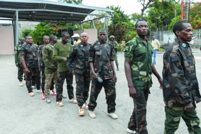 تعبر القوات الديمقراطية من أجل تحرير أعضاء رواندا (FDLR) إلى رواندا أثناء إعادتهم إلى الوطن بعد أن تم القبض عليهم في جمهورية الكونغو الديمقراطية من قبل متمردي M23 ، في معبر Goma-Gisenyi Border ، أمس. تعبر القوات الديمقراطية من أجل تحرير أعضاء رواندا (FDLR) إلى رواندا أثناء إعادتهم إلى الوطن بعد أن تم القبض عليهم في جمهورية الكونغو الديمقراطية من قبل متمردي M23 ، في معبر Goma-Gisenyi Border ، أمس.