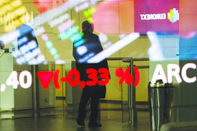 أسعار الأسهم على لوحة رقمية في بورصة يورونكست في باريس. يقوم المستثمرون بما في ذلك Allianz Global و Vanguard بالتراجع أو تأخير التداولات الصعودية في المنطقة في العد التنازلي حتى 2 أبريل ، والتي أطلق عليها الرئيس الأمريكي دونالد ترامب أسعار الأسهم على لوحة رقمية في بورصة يورونكست في باريس. يقوم المستثمرون بما في ذلك Allianz Global و Vanguard بالتراجع أو تأخير التداولات الصعودية في المنطقة في العد التنازلي حتى 2 أبريل ، والتي أطلق عليها الرئيس الأمريكي دونالد ترامب