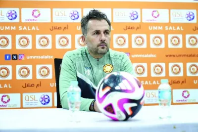 مدرب UMM Salal Patrice Beaumelle خلال مؤتمر صحفي يوم الأحد. مدرب UMM Salal Patrice Beaumelle خلال مؤتمر صحفي يوم الأحد.