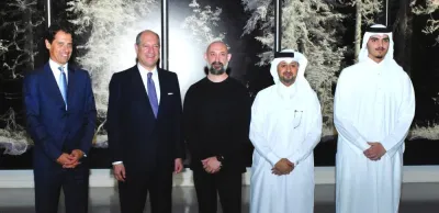 (من اليسار) باولو توش ، موريزيو جريجانتي ، كويولا ، محمد سعد الروماي ، والشيخ عبد العزيز بن حمد ثاني في معاينة VIP لـ VIP "مشهد جديد" معرض يوم الأحد. الصور: Thajudheen (من اليسار) باولو توش ، موريزيو جريجانتي ، كويولا ، محمد سعد الروماي ، والشيخ عبد العزيز بن حمد ثاني في معاينة VIP لـ VIP "مشهد جديد" معرض يوم الأحد. الصور: Thajudheen