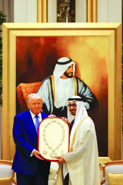 يتلقى ترامب أمر ميدالية زايد من رئيس الإمارات الشيخ محمد بن زايد آل نهيان في أبو ظبي يوم الخميس. يتلقى ترامب أمر ميدالية زايد من رئيس الإمارات الشيخ محمد بن زايد آل نهيان في أبو ظبي يوم الخميس.