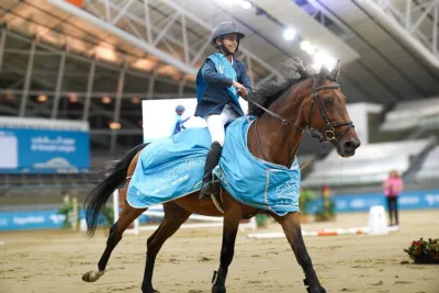 تصدر محمد فيصل الماري بطل المستقبل 105 سم ركوب الفرس البني المتربة مع aplomb. تصدر محمد فيصل الماري بطل المستقبل 105 سم ركوب الفرس البني المتربة مع aplomb.