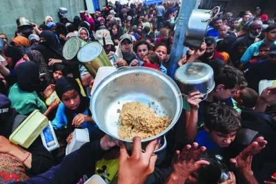 يجتمع الفلسطينيون لتلقي وجبة ساخنة في نقطة توزيع الطعام في معسكر Nuseirat في قطاع غزة وسط يوم الأربعاء. يجتمع الفلسطينيون لتلقي وجبة ساخنة في نقطة توزيع الطعام في معسكر Nuseirat في قطاع غزة وسط يوم الأربعاء.