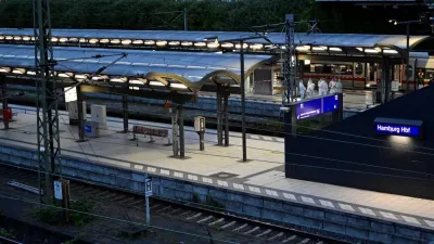 يُظهر المنظر محطة القطار الرئيسية في هامبورغ ، بعد أن أصيب العديد من الأشخاص في هجوم سكين ، في هامبورغ ، ألمانيا ، يوم الجمعة. رويترز يُظهر المنظر محطة القطار الرئيسية في هامبورغ ، بعد أن أصيب العديد من الأشخاص في هجوم سكين ، في هامبورغ ، ألمانيا ، يوم الجمعة. رويترز