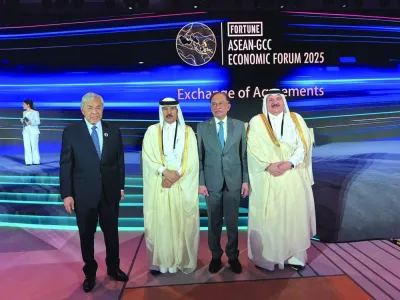 كبار مسؤولي غرفة قطر مع رئيس الوزراء الماليزي أنور إبراهيم على هامش المنتدى الاقتصادي للآسيان-و-و-وشينا في كوالالمبور. كبار مسؤولي غرفة قطر مع رئيس الوزراء الماليزي أنور إبراهيم على هامش المنتدى الاقتصادي للآسيان-و-و-وشينا في كوالالمبور.