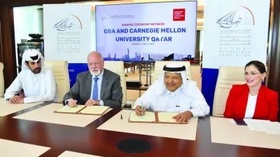 رئيس QBA هو شيخ فيصل بن قاسم ثاني وعميد CMU-Q Michael Trick يوقعون على مذكرة التفاهم ، في حين أن نائبة رئيس شركة AAMAL والمدير الإداري الشيخ محمد بن فيسال ثاني ونائبة مدير عام QBA سارة أبد الله ينظران إلى. الصورة: Thajudheen رئيس QBA هو شيخ فيصل بن قاسم ثاني وعميد CMU-Q Michael Trick يوقعون على مذكرة التفاهم ، في حين أن نائبة رئيس شركة AAMAL والمدير الإداري الشيخ محمد بن فيسال ثاني ونائبة مدير عام QBA سارة أبد الله ينظران إلى. الصورة: Thajudheen