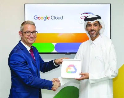 يتلقى الرئيس التنفيذي لشركة QIC Group سالم الماناي الجائزة من أنتوني سيروت ، نائب الرئيس ، في أوروبا والشرق الأوسط وأفريقيا ، جوجل كلاود. يتلقى الرئيس التنفيذي لشركة QIC Group سالم الماناي الجائزة من أنتوني سيروت ، نائب الرئيس ، في أوروبا والشرق الأوسط وأفريقيا ، جوجل كلاود.