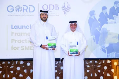 الدكتور حمد سالم ميجير ، المدير التنفيذي لتطوير الشركات الصغيرة والمتوسطة في QDB ؛ والدكتور يوسف Alhorr ، الرئيس المؤسس لجورد ؛ إطلاق دليل إرشادات ESG للشركات الصغيرة والمتوسطة. الدكتور حمد سالم ميجير ، المدير التنفيذي لتطوير الشركات الصغيرة والمتوسطة في QDB ؛ والدكتور يوسف Alhorr ، الرئيس المؤسس لجورد ؛ إطلاق دليل إرشادات ESG للشركات الصغيرة والمتوسطة.