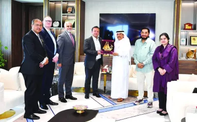 ينضم المدير العام لـ Qatar Ramber Ali Bu Sherbak al-Mansouri إلى غرفة التجارة في Sialkot ورئيس الصناعة Ikram Ul-Haq ووفده المصاحب الذي يضم محمد Imtiaz Khan ، المدير التنفيذي لشركة Healthcare Med Ask ؛ الدكتور غلام مورتازا ، الرئيس التنفيذي لشركة DRM Pharma & Diagnostic ؛ و Khawaja Masood Akhtar ، رئيس Group Forward Group. ينضم المدير العام لـ Qatar Ramber Ali Bu Sherbak al-Mansouri إلى غرفة التجارة في Sialkot ورئيس الصناعة Ikram Ul-Haq ووفده المصاحب الذي يضم محمد Imtiaz Khan ، المدير التنفيذي لشركة Healthcare Med Ask ؛ الدكتور غلام مورتازا ، الرئيس التنفيذي لشركة DRM Pharma & Diagnostic ؛ و Khawaja Masood Akhtar ، رئيس Group Forward Group.